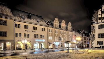 Um hotel com vários andares, janelas em arco e estilo arquitetônico europeu tradicional.