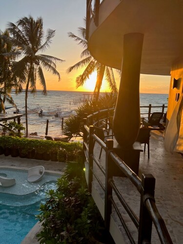 Ocean Front Condo 3 BR / 3 El Taj Ocean, jacuzzi privé
