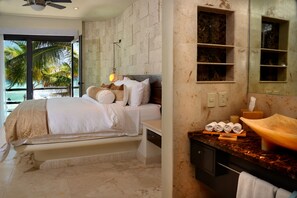 3 bedrooms, in-room safe, iron/ironing board, free WiFi - Ocean view Condo, Large Private balcony over beach with jacuzzi, 2 pools, W/D (Playa del Carmen)