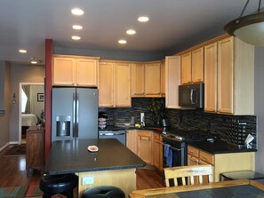 Fridge, microwave, oven, stovetop - Modern townhome sleeps six; walking distance to downtown & public transportation (Carbondale)