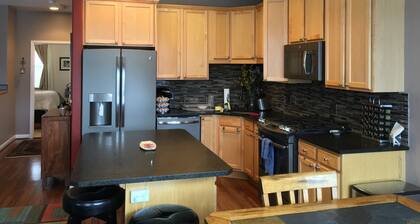 Moderni kaupunkiasunto nukkuu kuusi; kävelymatkan päässä keskustasta ja julkisesta tran