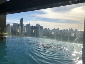 Una piscina a sfioro, una piscina sportiva