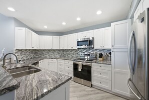 冷蔵庫、電子レンジ、オーブン、コンロ