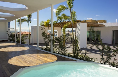 Luxury in Bella Vista with roof top Jacuzzi area !!!