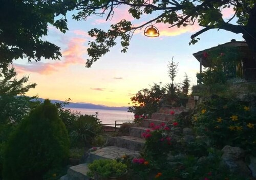 Villa Forest Paradise (Breathtaking view on lake)