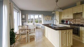 Fridge, microwave, oven, stovetop - Beautiful Oakleaf Cottage, Westport, Co Mayo (Westport)