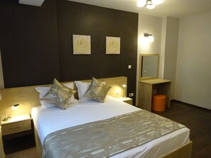 2 habitaciones, tabla de planchar con plancha, internet y ropa de cama 