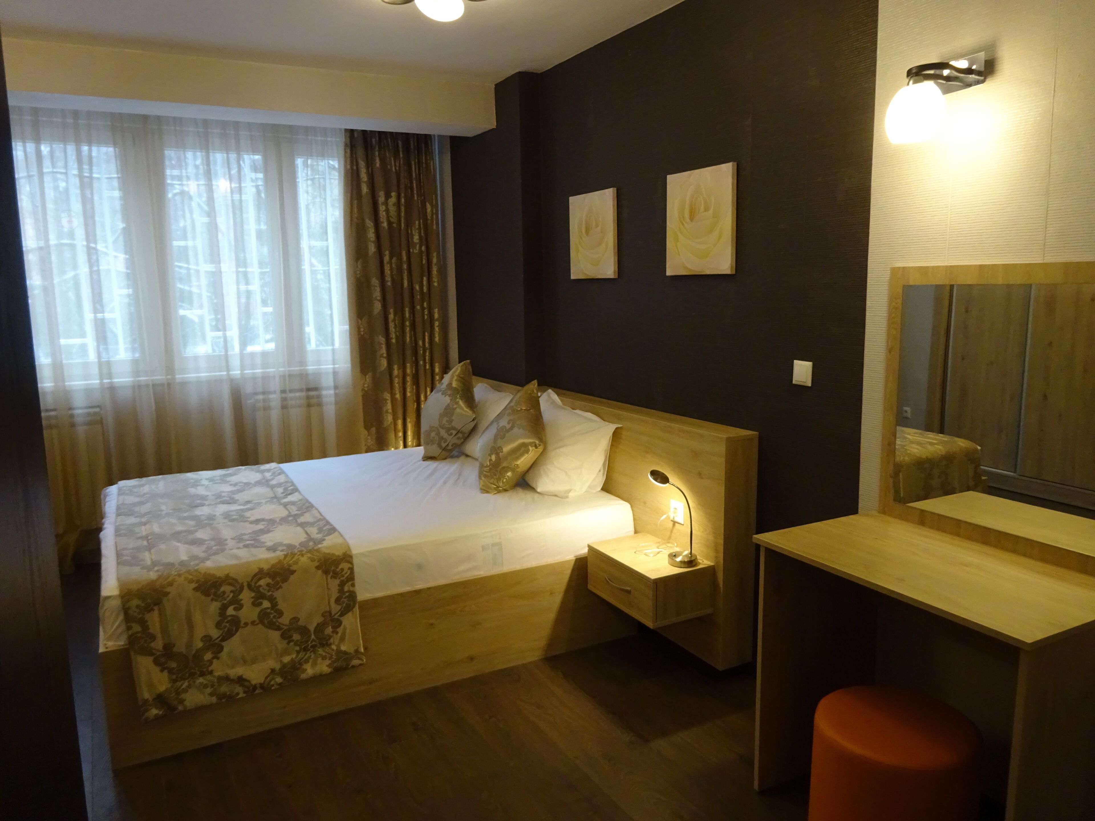 2 bedrooms, iron/ironing board, Internet, bed sheets