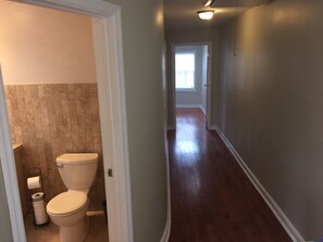 Regadera, secadora de cabello, toallas, shampoo 