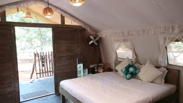 2 bedrooms, iron/ironing board, internet, bed sheets