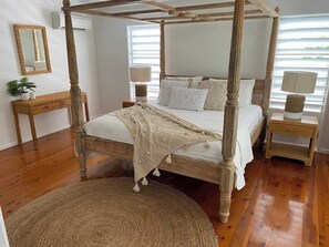 4 bedrooms, iron/ironing board, WiFi, bed sheets