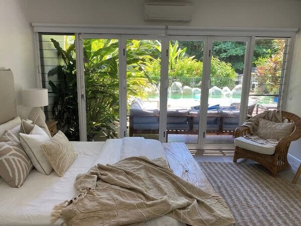 4 bedrooms, iron/ironing board, WiFi, bed sheets