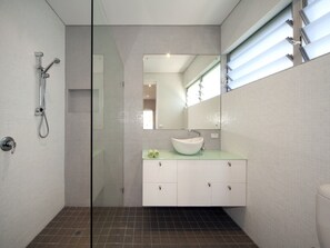 Bañera, secador de pelo, toallas y jabón