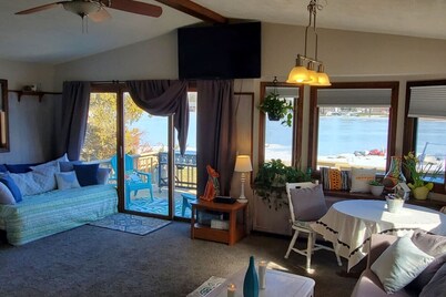 Campau cottage 1 bed · Lakefront hot swim pool spa cottage