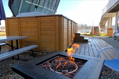 Campau cottage 1 bed · Lakefront hot swim pool spa cottage