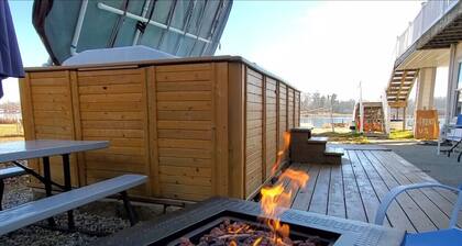 Campau cottage 1 bed · Lakefront hot swim pool spa cottage