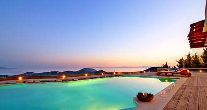 Villa TakeOff, 4 Schlafzimmer, 5 Badezimmer mit Swimmingpool und atemberaubender Aussicht.