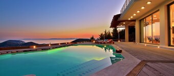 Villa TakeOff, 4 soverom, 5 bad med svømmebasseng og fantastisk utsikt.