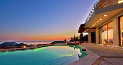 Villa TakeOff, 4 chambres, 5 salles de bains avec piscine et vue imprenable.