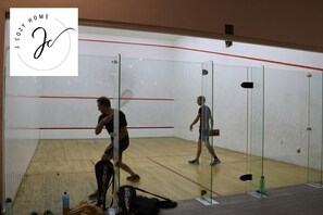 Sports court - Regalia Suites @ Infinity Pool | 4pax | KLCC Nght.View | 2min Subway (Chow Kit)