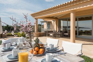 Outdoor dining - Villa Gold in Petrothalassa (Porto Cheli)