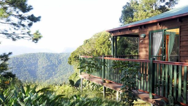 A wooden cabin with a balcony overlooking a mountainous landscape. - Clouds on Beechmont - Chalet (Beechmont)