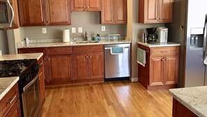 A kitchen with wooden cabinets, stainless steel appliances, and a granite countertop. - Modern 3BR/2BA, Free parking, 9 miles to DC, minutes to 395-495 (Alexandria)