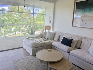 Sunny light filled beach cottage with Arthurs Seat views