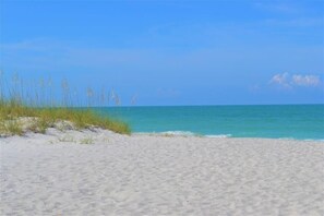Una playa con agua cristalina y arena blanca.