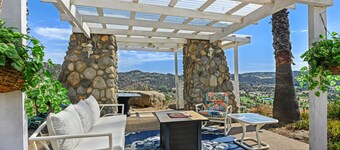 6 BEDROOMS. Private Home on 2.5 acres. pool, with views I 12 beds