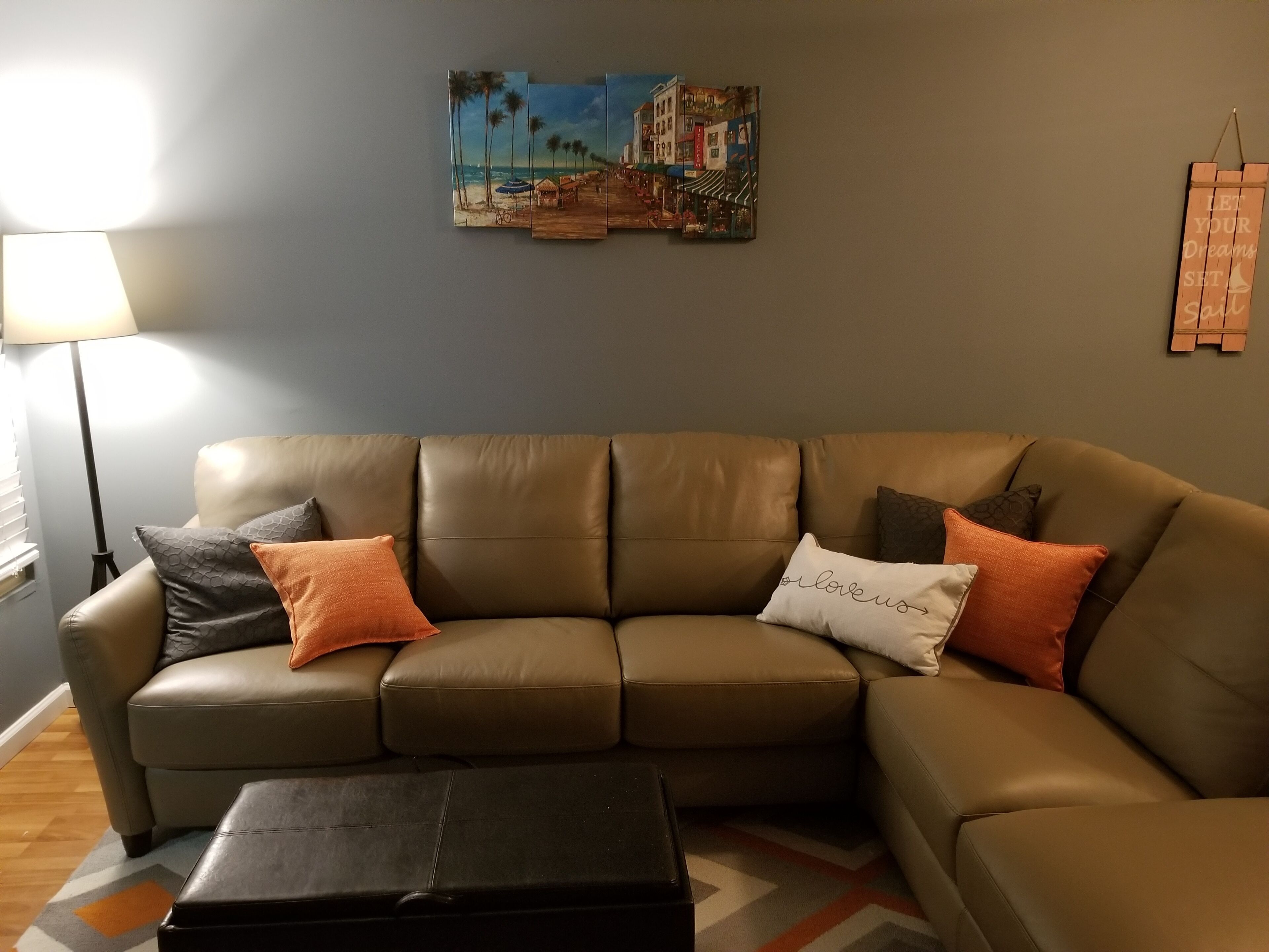 Una Smart TV, videojuegos, un reproductor de DVD, un reproductor estéreo