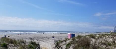 Una spiaggia nelle vicinanze, lettini da mare
