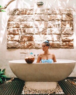 Outdoor spa tub - Luxury Beachfront Villa with Infinity Pool (Temukus Lovina)