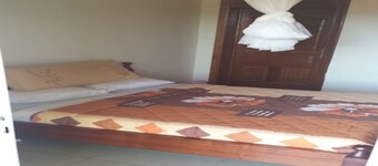 Big House with Breakfast at Kimironko! 