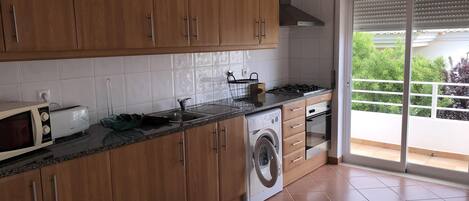 Réfrigérateur, micro-ondes, cafetiÚre/bouilloire, bouilloire électrique