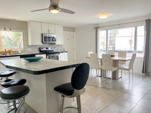 冷蔵庫、電子レンジ、オーブン、コンロ