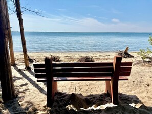 Ubicación cercana a la playa, tumbonas y toallas de playa