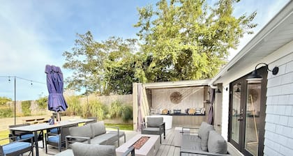 East End Cottage Retreat - Dock, Fireplace, Beaches, Wineries & More!