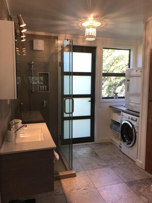 Shower, hair dryer, towels, soap - Gemini Lodge Rotorua Lake side paradise (Kawaha Point)
