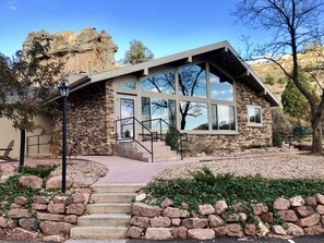 Standard Room, 1 King Bed, Non Smoking (Lodge Room) | Front of property