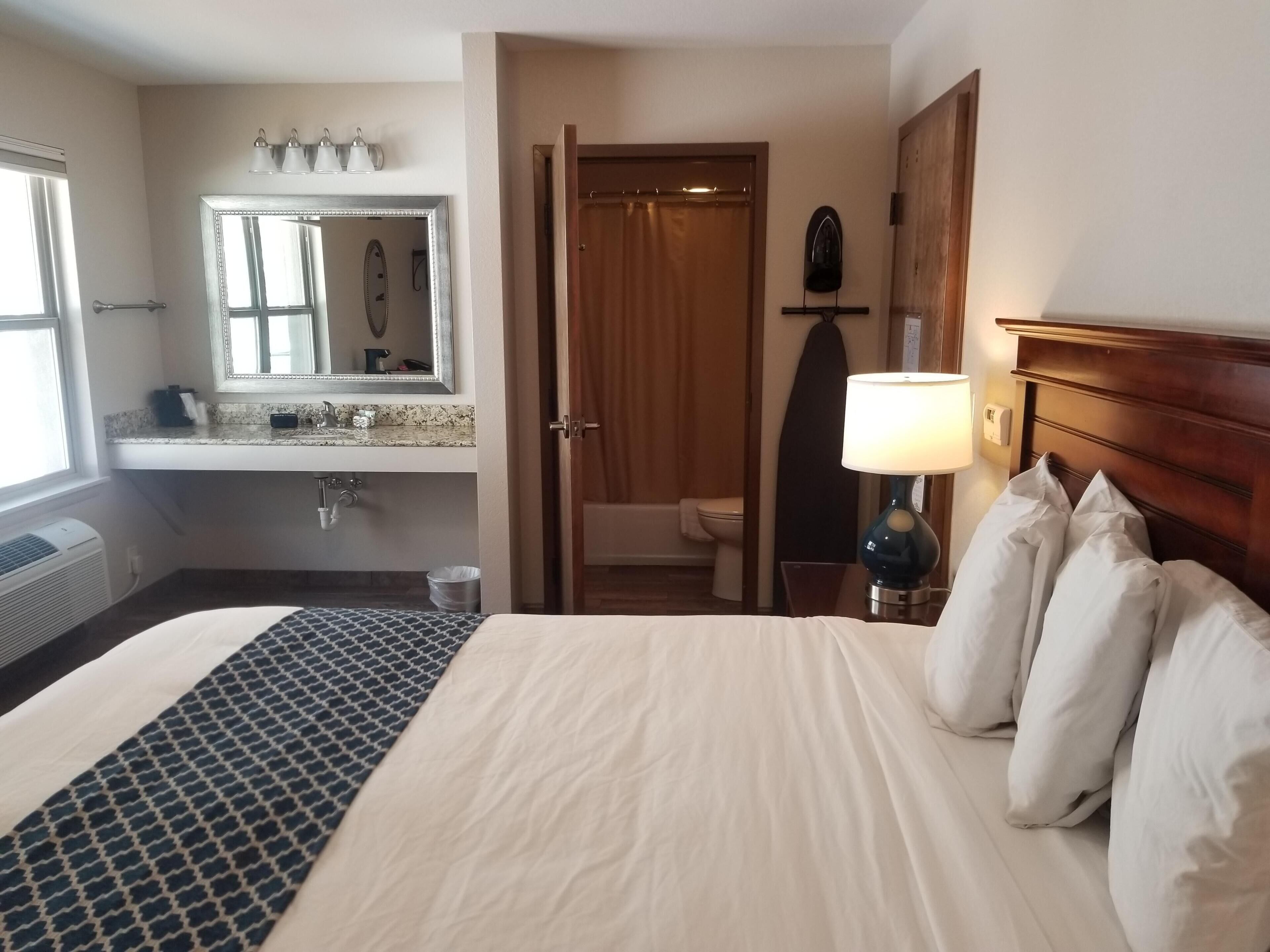 Standard Room, 1 King Bed, Non Smoking (Lodge Room) | Desk, laptop workspace, iron/ironing board, free WiFi
