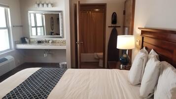 Standard Room, 1 King Bed, Non Smoking (Lodge Room) | Desk, laptop workspace, iron/ironing board, free WiFi