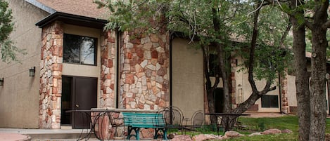 Quarto standard, 2 camas Queen, para não fumantes (Lodge Room) | Vista para o pátio