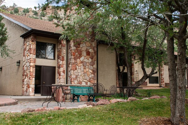 Oaks Lodge | Courtyard view