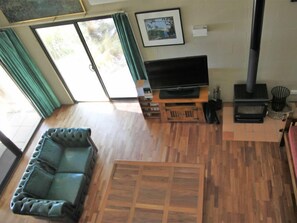 テレビ、暖炉、DVD プレーヤー、卓球台