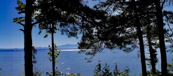 Rockview Cottage: Peaceful Lake Champlain Retreat, Private