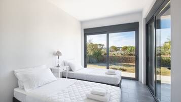 3 chambres, coffres-forts dans les chambres, bureau