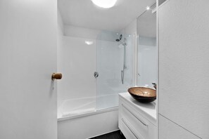 Bathtub, hair dryer, towels - LAKE VIEW SPACIOUS  LUXURY SPA ALPINE TOWNHOUSE WALK TO TOWN (Fernhill)