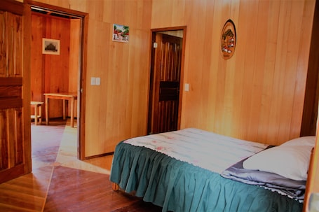 2 bedrooms, iron/ironing board, free WiFi, bed sheets. Forest hut and hot springs