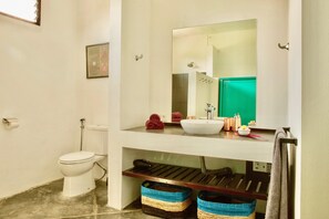 Douche, sèche-cheveux, serviettes fournies, savon